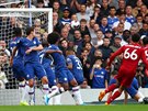 Trent Alexander-Arnold z Liverpoolu (s íslem 66) skóruje z volného pímého...