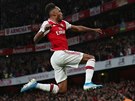 Pierre-Emerick Aubameyang z Arsenalu slaví gól v utkání s Aston Villou.