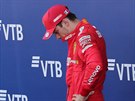 Charles Leclerc z Ferrari smutní po tetím míst ve Velké cen Ruska.
