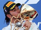 Lewis Hamilton z Mercedesu líbá trofej pro vítze Velké ceny Ruska.