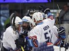 Kladentí hokejisté se radují z gólu v utkání s Olomoucí.
