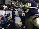 Maskot hokejového Kladna vítá hráe ped utkáním s Olomoucí.