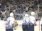 Kladentí hokejisté dkují fanouk za podporu po vítzství nad Olomoucí.