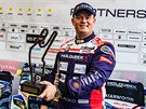 Adam Lacko pózuje s trofejí pro vítze tetí jízdy na okruhu v Le Mans v...