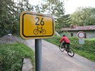 Tady by te� cyklist� spr�vn� m�li zastavit. Zna�ku, je� zakazuje vjezd na ��st...