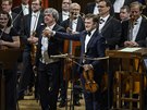 Dirigent Semjon Bykov s houslistou Renaudem Capuconem a leny eské...