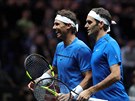 V DOBRÉ NÁLAD. Rafael Nadal (vlevo) a Roger Federer ve spolené tyhe v...