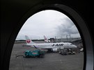 Letadlo spolenosti Japan Airlines (JAL) na letiti v japonském Sapporu (18....