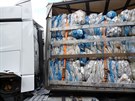 Kamion vezl plastový odpad z Anglie.