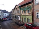 V České Lípě spadla na ulici část zdi domu.