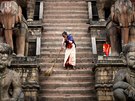POÁDEK PED CHRÁMEM. ena zametá schodit nepálského chrámu Nyatapola.
