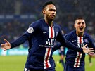 Brazilský útoník Neymar slaví vítzný gól Paíe na hiti Lyonu ve...