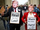 Berlínští demonstranti v maskách Donalda Trumpa a Angely Merkelové (20. září...
