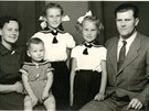 Malý Stanislav Hloek s rodii a sestrami
