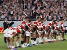 Japontí ragbisté dkují fanoukm na stadionu v Tokiu, v zahajovacím utkání...