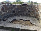 Dělníci opravují jihlavské středověké hradby. Je třeba upevnit uvolněné kameny...
