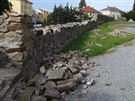Dělníci opravují jihlavské středověké hradby. Je třeba upevnit uvolněné kameny...