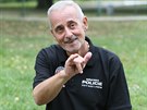 Tlumočník znakového jazyka neslyšících Milan Holub (58 let), se jako...