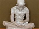 Porcelnov figura Mahtmy Gndhho v vce ne kilogram a je 22 centimetr...