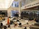 Demonstranti v Hongkongu zdemolovali vybavení nákupního stediska na pedmstí...
