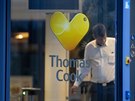 Pracovník ostrahy ve vstupu do sídla cestovní kanceláe Thomas Cook v nmeckém...