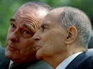 Jacques Chirac (vlevo) krátce po svém zvolení naslouchá svému předchůdci...