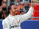 Lewis Hamilton z Mercedesu zdraví své fanouky po kvalifikace formule 1 v Rusku.