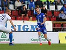 Olomoucký Martin Nepor (uprosted v modrém) pihrává spoluhrám v zápase...