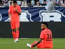 Útočník PSG Neymar sedí na zemi a dvá se po rozhodčím.