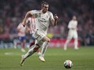 Fotbalista Gareth Bale z Realu Madrid sprintuje s míem.