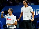 Hvzdy týmu Evropy Roger Federer (vlevo) a Rafael Nadal se radují z výhry...