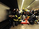 Hasiči v úterý zachraňovali muže, který spadl do kolejiště ve stanici metra...