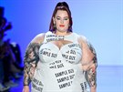 Šaty plus size předvedla modelka na přehlídce značky Chromat v New Yorku.