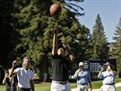 Phil Mickelson lakuje s basketbalovým míem ped Stephenem Currym ped...