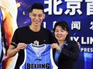 Jeremy Lin pózuje s dresem svého nového klubu Beijing Ducks.