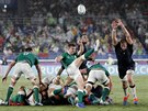 Momentka z duelu na ragbyovém mistrovství svta mezi Irskem (zelená) a Skotskem