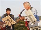 Letecký nadenec Karel Tarantík oslavil 70. narozeniny hudebním vystoupením na...