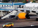 Cestující opoutjí letadlo spolenosti Thomas Cook na letiti v Manchesteru....