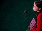 estnáctiletý Greta Thunbergová drí poznámky ke svému projevu na klimatickém...