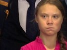 Švédská aktivistka Greta Thunbergová bedlivě pozoruje Donalda Trumpa na summitu...
