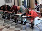 Lidé se v Elysejském paláci podepisují do kondolenčních knih. (29. září 2019)