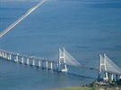 Vasco da Gama (Portugalsko). Lisabonský most z roku 1998 je dlouhý více ne 12...