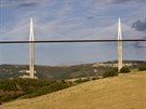 Millau (Francie). Dálniní most navrhli francouzský projektant Michel Virlogeux...