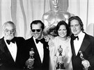 Filmový producent Saul Zaentz, herci Jack Nicholson a Louise Fletcherová a...