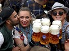 V Mnichov zaal pivní festival Oktoberfest. (21. záí 2019)