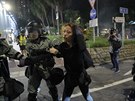 V Hongkongu se opt stetli protivládní demonstranti s policií, který proti nim...