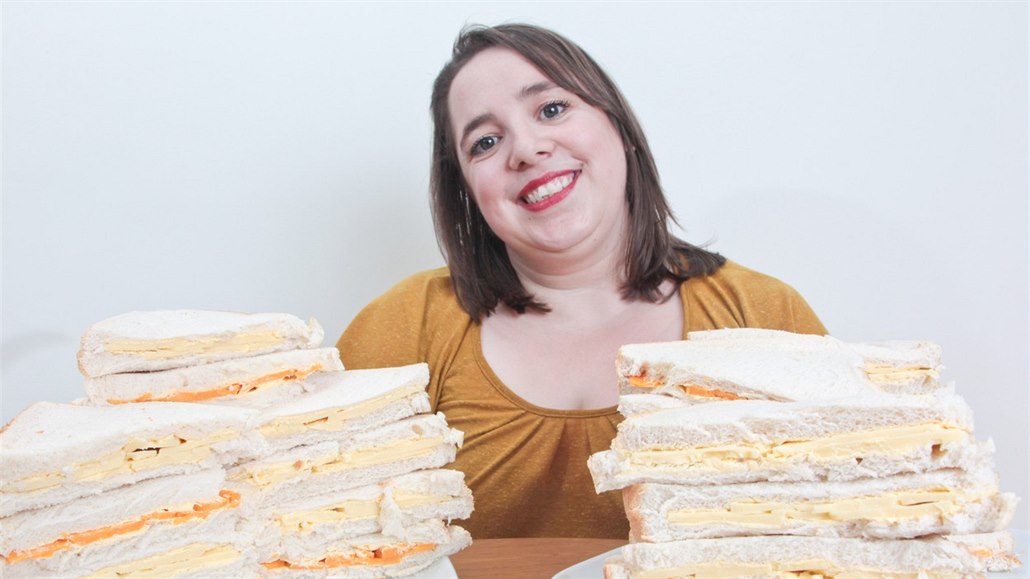 Žena jí téměř třicet let jen sendviče se sýrem a chipsy