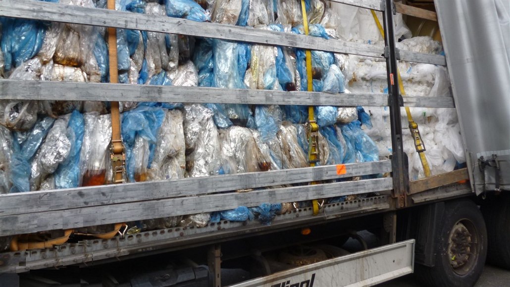 Kamion vezl plastový odpad z Anglie.