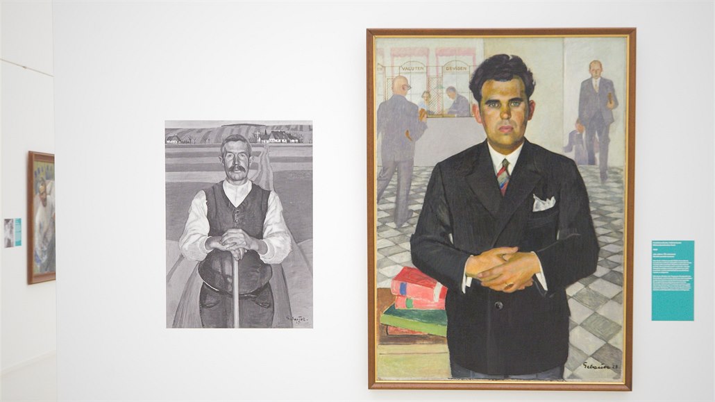 Výstavě dominují portréty. Vlevo Slezský sedlák, vpravo bankéř Koch.