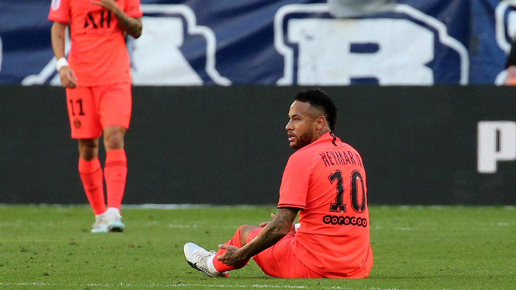 Útočník PSG Neymar sedí na zemi a dvá se po rozhodčím.